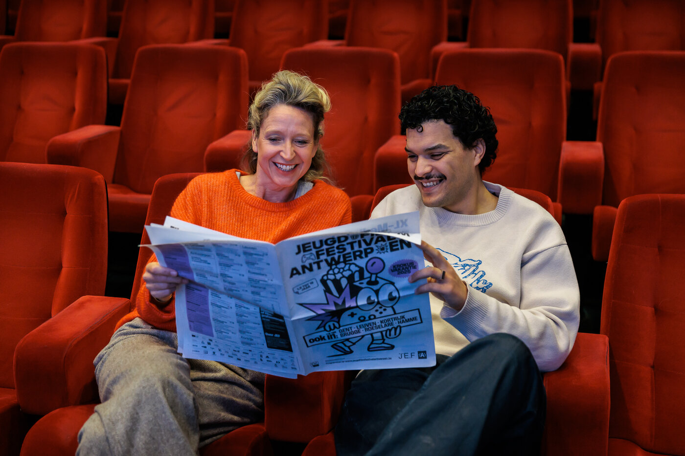 festival ambassadeurs hakim chatar cath luyten lezen een krant